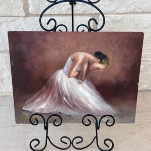 Cavalletto vintage in ferro battuto nero decorato, ideale per esporre opere d'arte o come tavolino da terra (altezza 52 cm, larghezza 30 cm, profondità 25 cm).