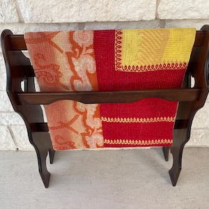 Suporte vintage para colchas e cobertores em madeira maciça: recortes em formato de coração, alças laterais, suporte para toalhas (91 cm de altura x 79 cm de largura x 28 cm de profundidade)