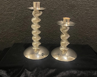 Par de castiçais vintage em espiral: tom prateado (18,5 cm - 14 cm - 9 cm)