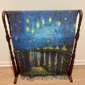 Chal de cachemira Van Gogh: Obra de arte "Noche estrellada sobre el Ródano", decoración de mesa, flecos, hecho en Italia (180-68 cm)