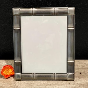 Marco de fotos estilo bambú de 12” a 10”: acabado en gris plomo cepillado, para montaje en pared o encimera, soporte de caballete (para fotos de 8 a 10”).