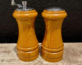 Juego de molinillos de sal y pimienta de madera vintage, mecanismo de acero inoxidable (5,5”-2,25”)