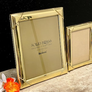 Massives Messing von Bowon Vintage-Fotorahmen: Eckig abgeschrägtes Design, mit Goldlack beschichtet, Staffelei oder Wandmontage (12-10 Zoll/ 8-6,5 Zoll)