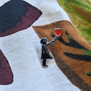 Girl with Heart Balloon Enamel Pin – Banksy Inspired Minimalist Street Art Brooch – Gift for Art Lovers – Black & Red Metal Lapel Pin
