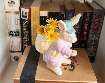 Conejo de cerámica vintage con cesta: Decoración colorida de estilo cottagecore para Pascua