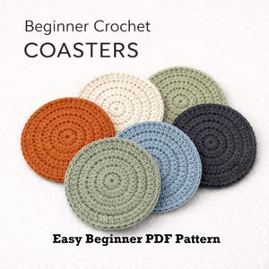 Puede incluir: Un juego de tres tazas de cerámica con un acabado moteado y mate. Las tazas son de color crema, gris claro y gris oscuro. Cada taza tiene un diseño simple y minimalista y un asa redondeada.
