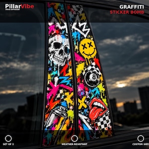 Puede incluir: Un juego de dos calcomanías para pilares de coche con un diseño vibrante de graffiti sticker bomb. Los gráficos incluyen una calavera blanca, una cara sonriente amarilla que se derrite, una bola ocho negra, labios rojos y un bote de spray.