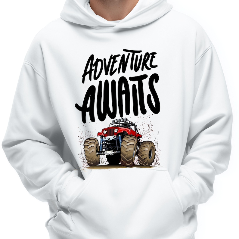 Peut inclure: Sweat &agrave; capuche blanc avec un motif de monster truck rouge et les mots "ADVENTURE AWAITS" en noir. Le design comprend des &eacute;claboussures de boue marron, cr&eacute;ant un th&egrave;me dynamique et aventureux.