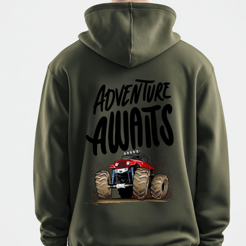 Peut inclure: Un sweat &agrave; capuche vert olive avec les mots "Adventure Awaits" en script noir. Un dessin de monster truck rouge est pr&eacute;sent&eacute; sous le texte, avec de gros pneus et des accents bleus. Le sweat &agrave; capuche est en mati&egrave;re douce.
