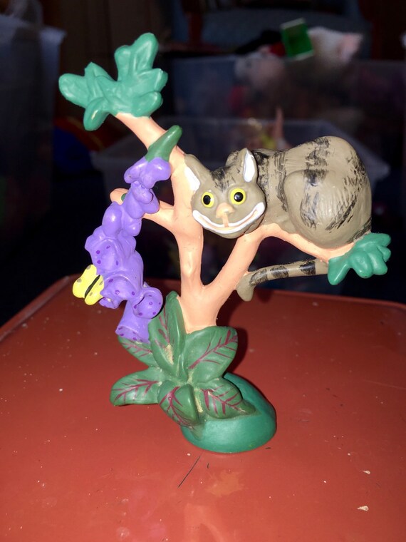 Figura de gato de Cheshire en un árbol de PVC de Alicia en el país de las  maravillas de Hamilton Gifts Ltd, año 1990 - Etsy México, image size:570x760