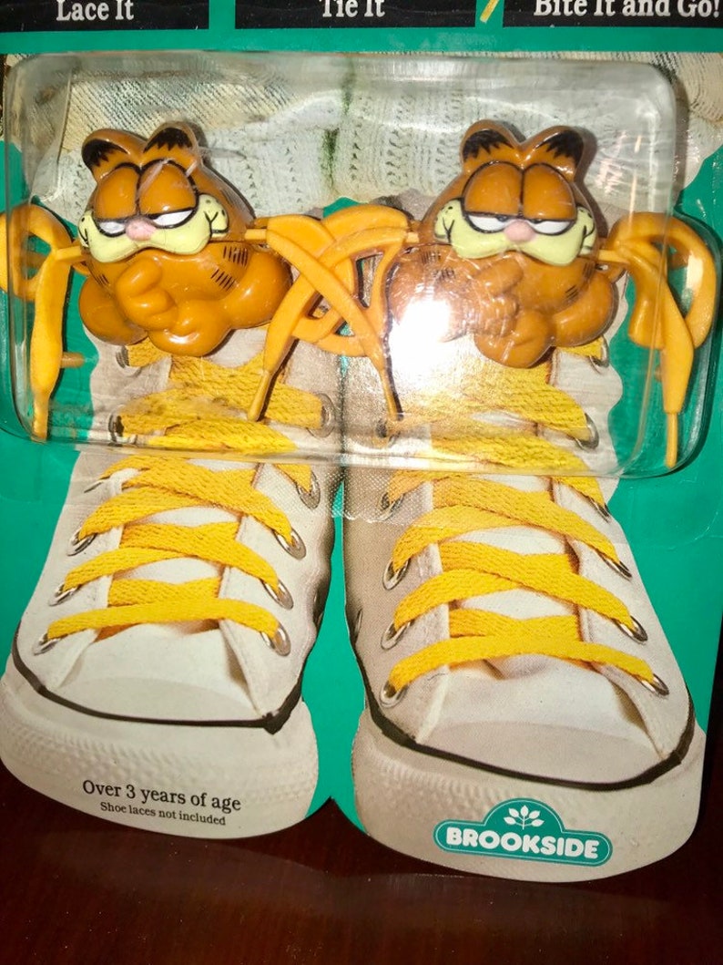 1989 Brookside Garfield the cat bow biters for shoe laces