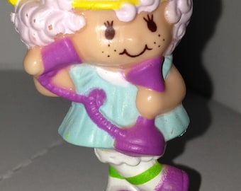 1982 American Greetings Strawberry Shortcake Angel cake on telephone PVC