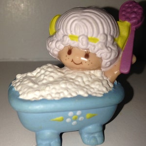 1982 American Greetings Strawberry Shortcake friend Angel Cake in a bubble bath PVC