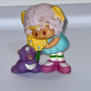 1983 American Greetings Strawberry Shortcake Angel cake with soufflé the skunk and flowers PVC rare