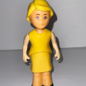 vintage little tikes doll house dollhouse yellow dress wearing yellow haired mom mother woman doll