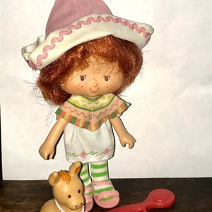 vintage 1980&#39;s American Greetings Strawberry Shortcake Cafe Ole doll with sandals!!