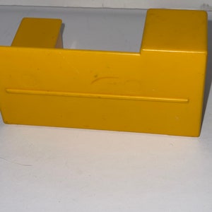 K&ouml;nnte beinhalten: Ein gelber Plastikspieltisch mit einem kleinen Stuhl auf der linken Seite und einem gr&ouml;&szlig;eren Stuhl auf der rechten Seite.
