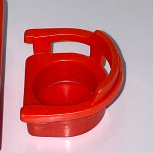 Pu&ograve; includere: Una sedia di plastica di colore rosso brillante con schienale arrotondato e un solo bracciolo. La sedia &egrave; progettata per bambini piccoli ed &egrave; un giocattolo classico.