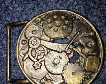 vintage steampunk metal belt buckle with gears on it nade by ACCURATE 5058