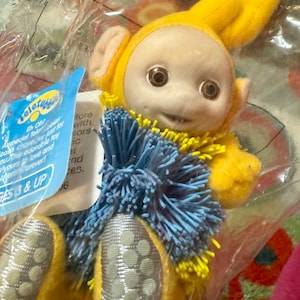 1999 teletubbies OddzOn Laa-Laa plush koosh ball MISP dead store stock