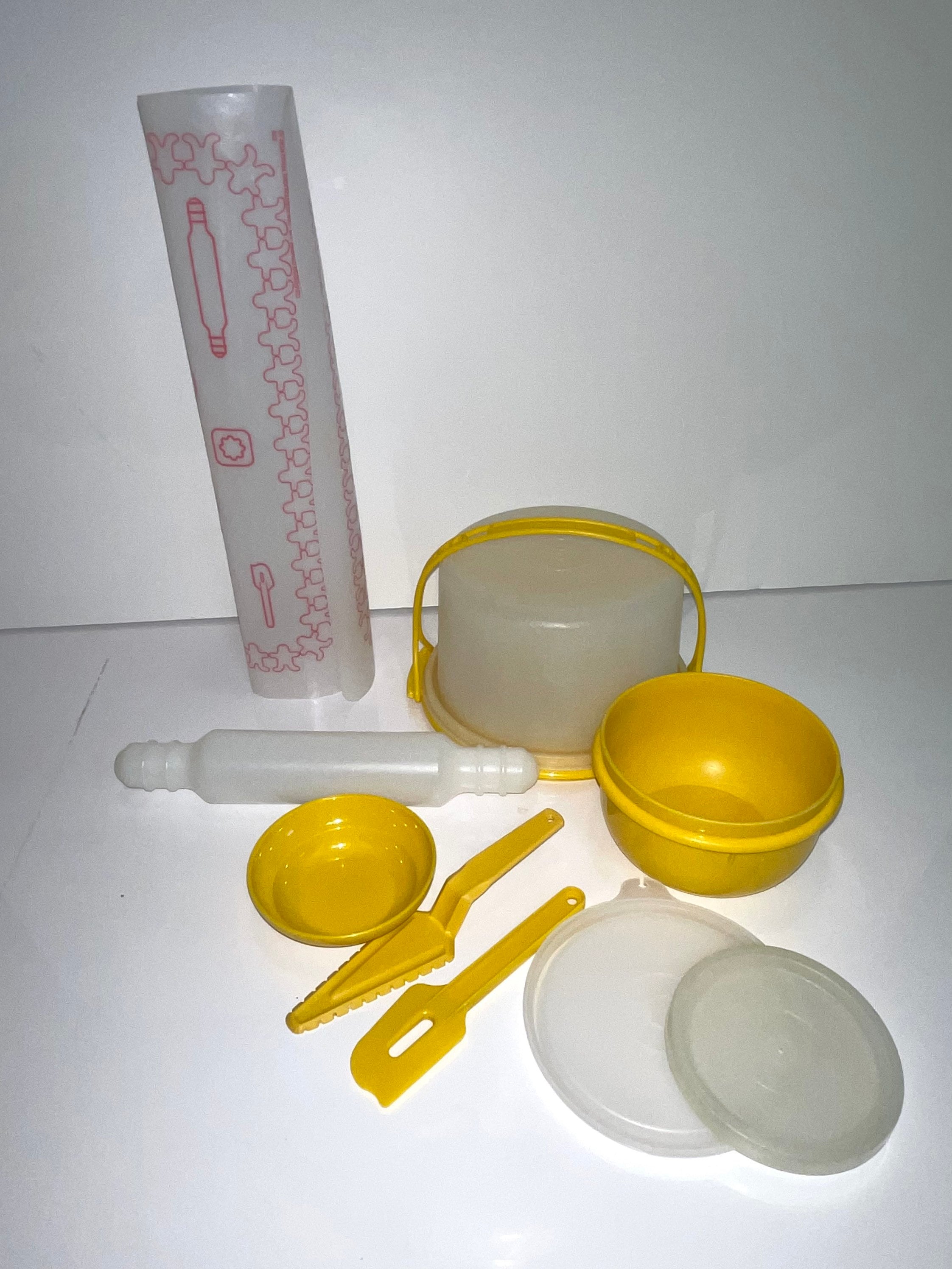 Vintage Kids Classic Tupperware Dishes. 