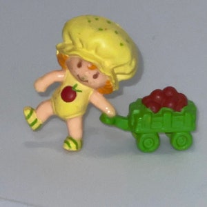 1982 American Greetings Strawberry Shortcake friend Apple dumpling pulling a wagon full of applesPVC