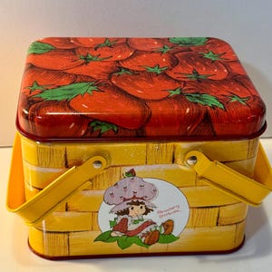Vintage 1980 American Greetings Strawberry Shortcake doll metal lunch box lunchbox picnic basket