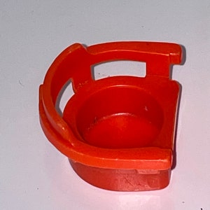 Pu&ograve; includere: Sedia giocattolo in plastica arancione con sedile arrotondato e schienale con parte superiore curva. La sedia &egrave; progettata per bambini piccoli.