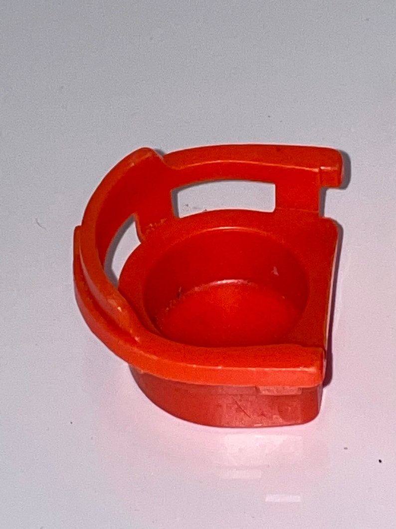 Pu&ograve; includere: Sedia giocattolo in plastica arancione con sedile arrotondato e schienale con parte superiore curva. La sedia &egrave; progettata per bambini piccoli.
