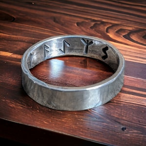 Anillo minimalista de runa vikinga con mensaje de regalo personalizado y talla personalizada. Plata de ley. Runa personalizada. Anillo de boda para hombre y mujer.