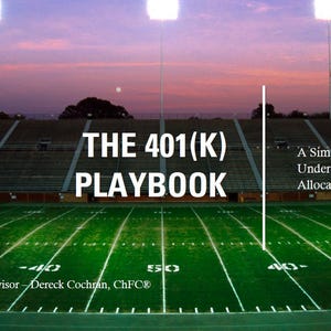 以下が含まれることがあります： フットボールフィールドとスタジアムの座席の画像。テキスト「THE 401(K) PLAYBOOK」と「A Simple Guide to Understanding and Allocating Your 401(k)」も表示されています。画像は夕焼けの背景です。