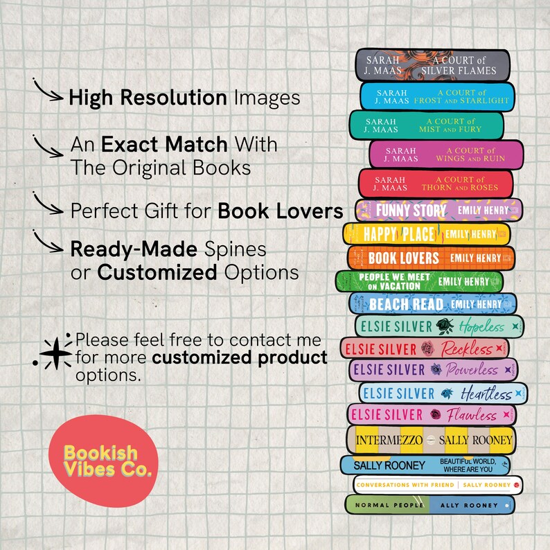 Puede incluir: Una pila de lomos de libros coloridos con t&iacute;tulos como "A Court of Silver Flames", "Hopeless", "Reckless", "Powerless", "Heartless", "Flawless", "Beautiful World, Where Are You", "Conversations With Friends" y "Normal People". El texto "Bookish Vibes Co." est&aacute; en un c&iacute;rculo rosa en la parte inferior de la imagen.