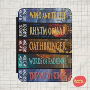 Puede incluir: Una funda rectangular para lector electrónico con un collage vertical de cinco lomos de libros de Brandon Sanderson. Los títulos Wind and Truth, Rhythm of War, Oathbringer, Words of Radiance y The Way of Kings están impresos en letras doradas y azules.