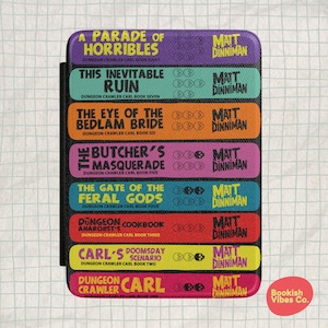 Puede incluir: Una funda rectangular para lector electrónico con una pila de ocho lomos de libros coloridos de la serie Dungeon Crawler Carl de Matt Dinniman. Cada lomo muestra el título del libro, el nombre del autor y una fila de iconos de calaveras.
