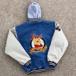 Chaqueta vaquera universitaria vintage de Winnie the Pooh / Chaqueta vaquera bomber de Disney de los 90 / Chaqueta retro de dibujos animados / Ropa de abrigo unisex de gran tamaño