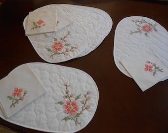 NEW VINTAGE - Set of 4 Cross Stitched Floral Placemats and 4 Matching Napkins, Cross Stitch Placemats and Matching Napkins