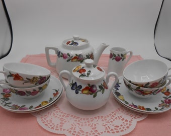 Porcelaine de Paris Decor "Les Quatres Saisons" Tea Set, Teapot with Infuser Extra Lid Sugar Creamer Four Teacups and Saucers New Condition!