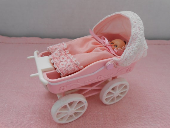 FASHION DOLL MINIATURE DOLLHOUSE PINK PLASTIC BABY CARRIAGE PRAM ACCESSORY