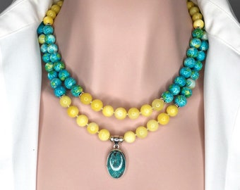 Collier tendance en perles de jade turquoise et jaune Grand collier bleu audacieux. Collier inhabituel de grosses pierres précieuses. Cadeau d'anniversaire pour la fête des mères