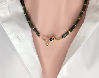 Collier abeille en jade vert olive, bijoux minimalistes à breloques en plaqué or 18 carats, cadeau pour mère, soeur - pièce maîtresse