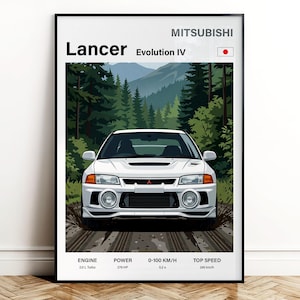 Puede incluir: Póster enmarcado de un Mitsubishi Lancer Evolution IV blanco. El coche está en un camino de tierra, con un bosque de fondo. El póster incluye detalles del motor, potencia, 0-100 km/h y velocidad máxima. El marco es negro.