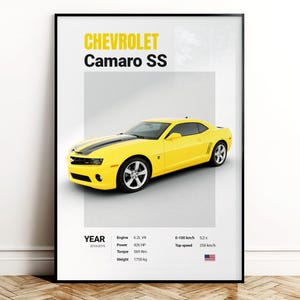 Pode incluir: Pôster emoldurado com um Chevrolet Camaro SS amarelo. O carro tem faixas pretas e aros prateados. O pôster inclui o texto "CHEVROLET Camaro SS" e especificações como tamanho do motor, potência, torque e peso.