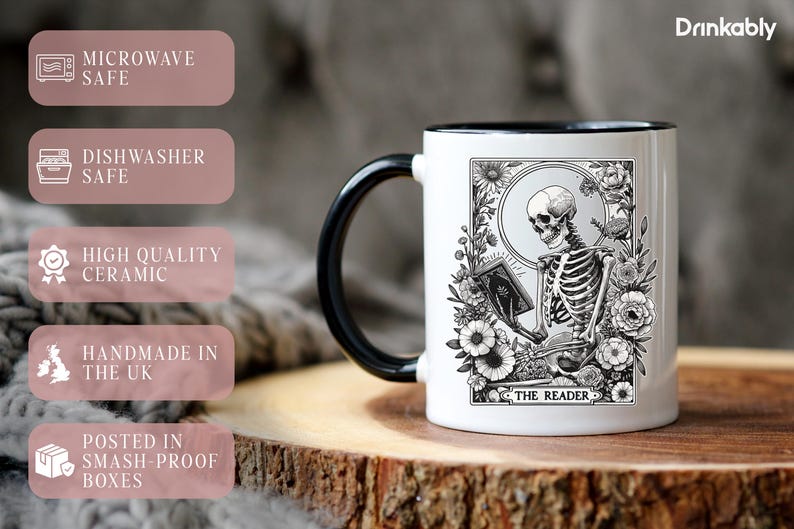 Puede incluir: Una taza de cer&aacute;mica blanca con asa y borde negros. La taza presenta una ilustraci&oacute;n en blanco y negro de un esqueleto leyendo un libro, rodeado de flores. El texto "THE READER" est&aacute; debajo.