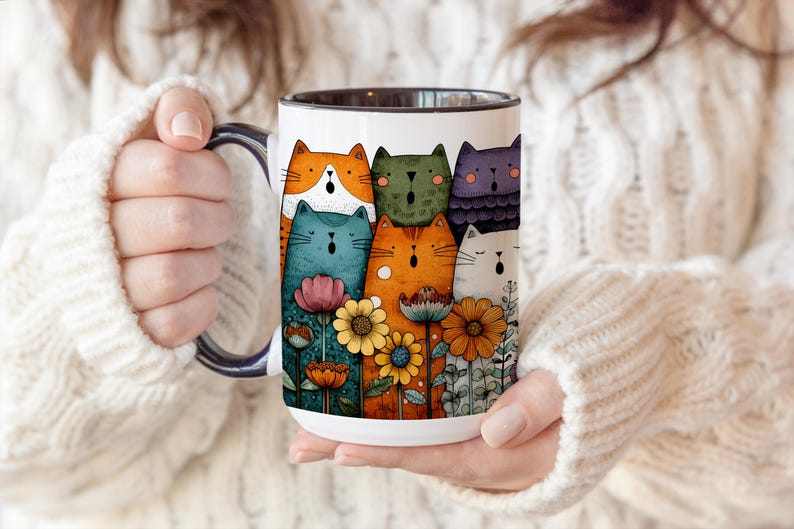 Może przedstawiać: Biały ceramiczny kubek z kolorową ilustracją stylizowanych kot&oacute;w i kwiat&oacute;w. Koty są w r&oacute;żnych kolorach, w tym pomarańczowym, niebieskim, zielonym i fioletowym. Kwiaty są ż&oacute;łte, pomarańczowe i r&oacute;żowe. Kubek ma czarny uchwyt i rant.