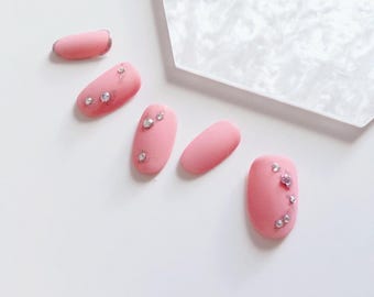 Matta, mjuka rosa press-on-naglar med strass och glitter, handgjort elegant nagelset