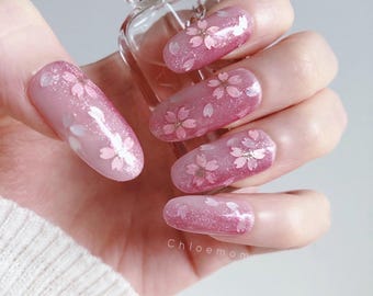 Lichtpaarse sakura pers op de nagels, gradiënt glitter kersenbloesem kunstnagels, elegante herbruikbare bloemennagels voor de lente