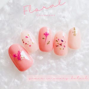 Unhas postiças com flores secas reais, unhas florais rosas feitas à mão com folha de ouro, unhas postiças elegantes para a primavera