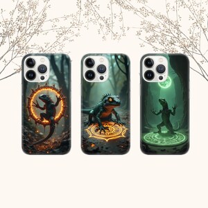 Könnte beinhalten: Drei Handyhüllen mit Fantasy-Echsen-Kunst. Jede Hülle zeigt eine Eidechse in einem Wald. Die Eidechsen sind von leuchtenden Kreisen und Licht umgeben. Die Hüllen haben einen dunklen Hintergrund mit einer Waldszene.