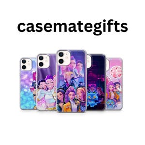 Peut inclure: Plusieurs coques de téléphone avec des motifs colorés. Les coques présentent des illustrations de personnages de dessins animés et de groupes de personnes. Le texte "casemategifts" est affiché en lettres noires en haut de l'image.