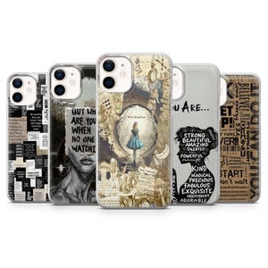 Może przedstawiać: Kolekcja pięciu etui na telefony o różnych wzorach. Jedno etui przedstawia kolaż tekstu, drugie czarno-biały portret z tekstem, a trzecie motyw Alicji w Krainie Czarów. Pozostałe etui zawierają inspirujące cytaty.